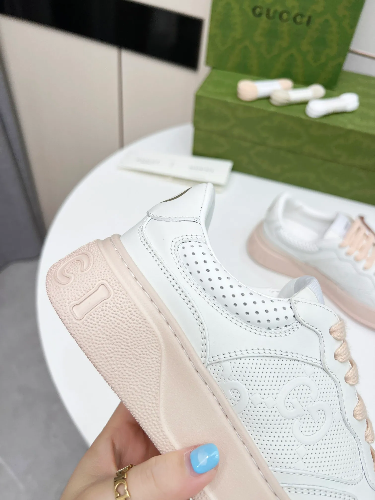 👟👟Ex-factory price 480👟👟 Women's Shoes Women's Clothing Women's Shoes Women's Clothing Women's Shoes Women's Clothing Gucci - the new Chunky lightweight soft thick sole sports series! G's biscuit shoes for couples, Gucci counter style, and Gucci catwalk style! The style design is light, luxurious and retro...thick sole increases height...similar to an upgraded version of classic white shoes! Original customized cowhide fabric (classic old floral fabric, perforation, embossing process) original foam lightweight outsole, GG Logo on the heel, 4cm thick sole, classic Gucci webbing... Women's 35-40